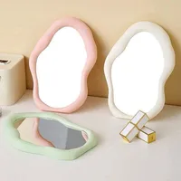 مرآة زينة بتصميم عصري غير منتظم