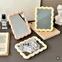 مرآة مكتب بتصميم متموج
