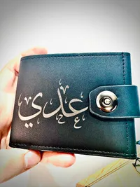 محفظة جلدية رجالية مع نقش اسم عدي