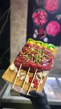 لحم مشوي متبل بالبهارات والمكسرات