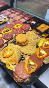 تشكيلة لحوم ومقليات طازجة
