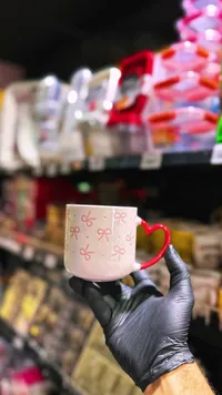 كوب سيراميك بتصميم فيونكات ومقبض على شكل قلب
