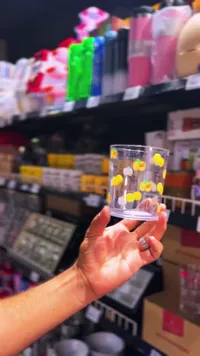 كوب زجاجي مزين برسومات الفواكه