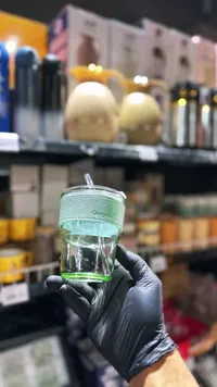كوب زجاجي مع غطاء وقشة - جورجس (Gorgous)