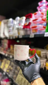 كوب سيراميك مزين بالفيونكات مع مقبض على شكل قلب