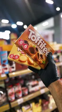 توفيلي - شوكولاتة بالبندق والكراميل (Toffifee)