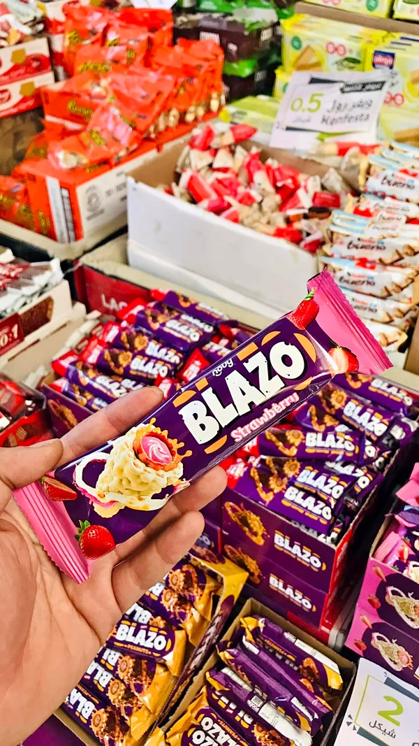 ويفر محشو بكريمة الفراولة - بلازو (Blazo) - مواد غذائية وبقالة - سوق غزة