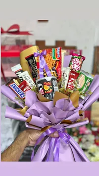 باقة هدايا متنوعة (Snickers, Pringles, Indomie, KitKat, Galaxy, Choco Shocks)