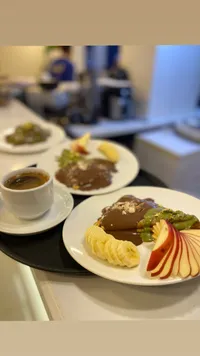 طبق حلويات الشوكولاتة مع الفواكه الطازة