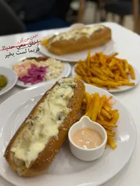 تشكيلة وجبات غربية - ساندويتش، بطاطس مقلية، وحلويات