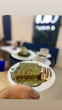 براونيز بصوص الفستق والشوكولاتة مع الآيس كريم