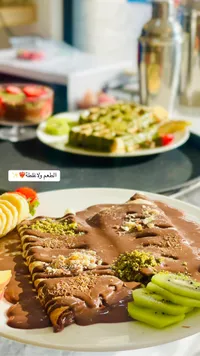تشكيلة وجبات غربية فاخرة - حلويات وفواكه