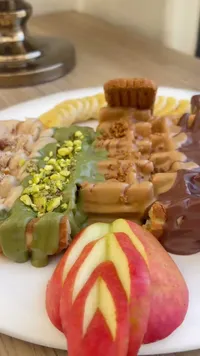 طبق وافل مشكل بالفواكه والشوكلاتة