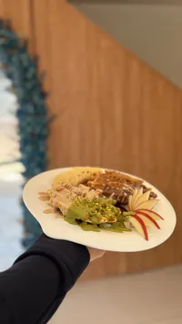 طبق وافل مشكل بالفواكه والشوكلاتة