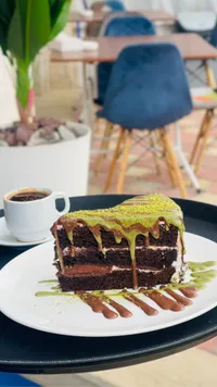 قطعة كيك الشوكولاتة بالفستق الحلبي