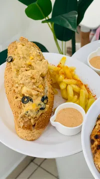 ساندويتش دجاج بالصوص والذرة مع البطاطس المقلية