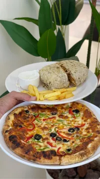 وجبة بيتزا وشاورما مشكلة
