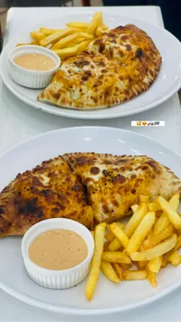 وجبة كالازوني مع البطاطس المقلية