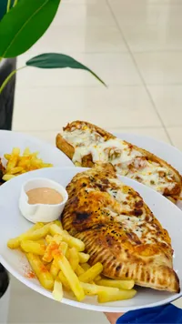 وجبة كالزوني مع البطاطس المقلية