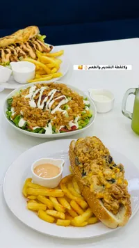 وجبة ساندويتش الدجاج بالذرة والزيتون مع البطاطس المقلية