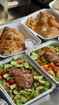 وجبات طعام متنوعة - معجنات وسلطة دجاج مشوي