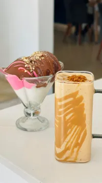 تشكيلة حلويات ومشروب اللوتس البارد