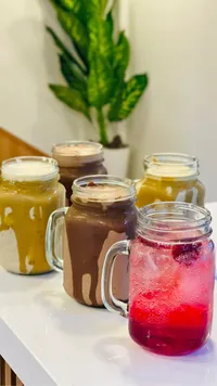 تشكيلة مشروبات باردة متنوعة
