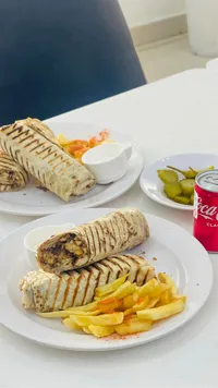 وجبة شاورما دجاج مع البطاطس والمقبلات