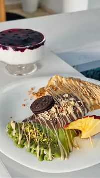 طبق كريب مشكل مع تشيز كيك التوت