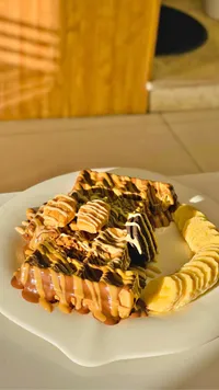 وافل الشوكولاتة مع الموز والبسكويت