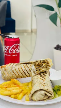 وجبة شاورما دجاج مع بطاطس ومشروب غازي