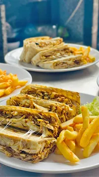 وجبة شاورما دجاج مع جبنة