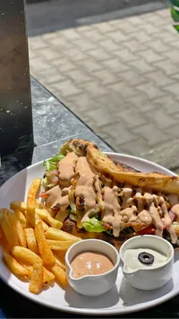 وجبة شاورما دجاج بخبز الصاج مع البطاطس