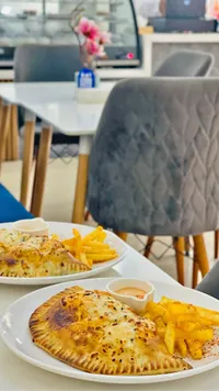 وجبة كالزوني بالجبنة مع البطاطس المقلية