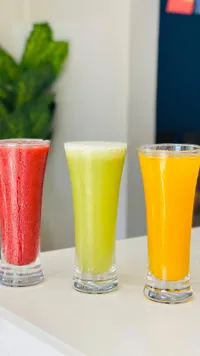 تشكيلة عصائر طبيعية طازجة