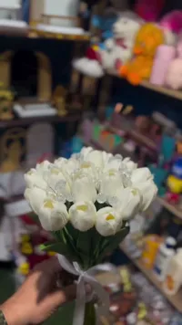مسكة عروس بتصميم التوليب الأبيض مع الكريستال