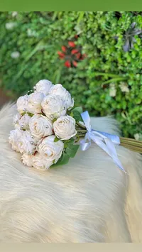مسكة عروس ورد صناعي باللون الأبيض - سوق غزة