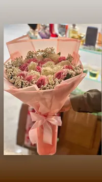 باقة زهور وردية وبيضاء