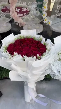 مسكة عروس ورد أحمر