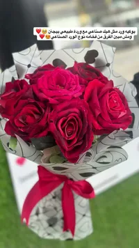 باقة ورد أحمر صناعي فاخر مع وردة طبيعية