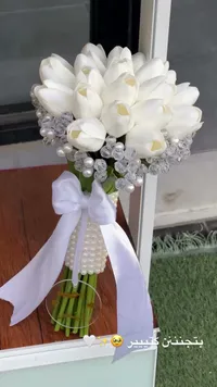 مسكة عروس بتصميم التوليب الأبيض مع اللؤلؤ