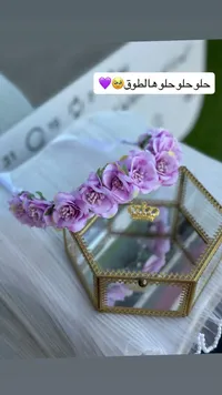 طوق ورد مزين بالزهور البنفسجية