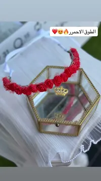 طوق ورد أحمر مع تاج