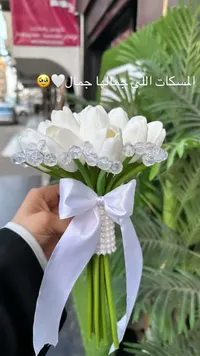 مسكة عروس بتصميم التوليب الأبيض مع الكريستال