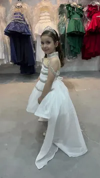 فستان سهرة أبيض مزين باللؤلؤ للأطفال
