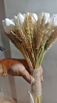 باقة زهور التوليب الأبيض مع سنابل القمح
