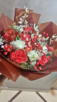 باقة زهور صناعية بتنسيق أحمر وأبيض