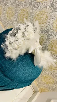 مسكة ورد عرائس فاخرة - ورود بيضاء مع ريش