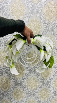 مسكة ورد عرائس - زنابق بيضاء