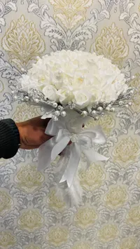مسكة ورد عرائس بيضاء فاخرة